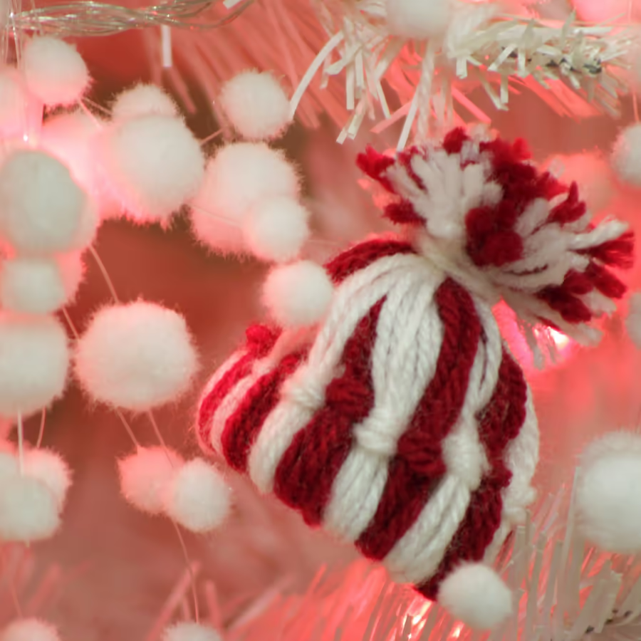 Милая вязаная шапочка в красно-белую полоску украшение для ёлки