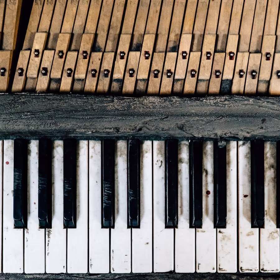 Поврежденные клавиши пианино с обнаженными внутренними механизмами