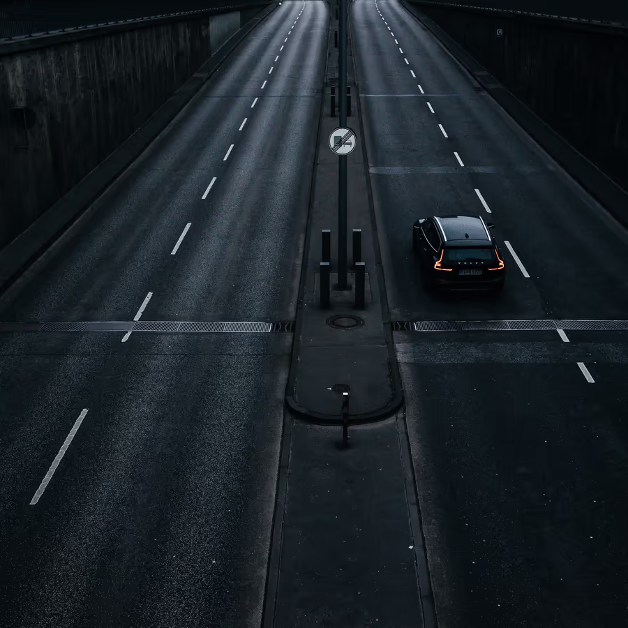 Темная трасса с одним автомобилем
