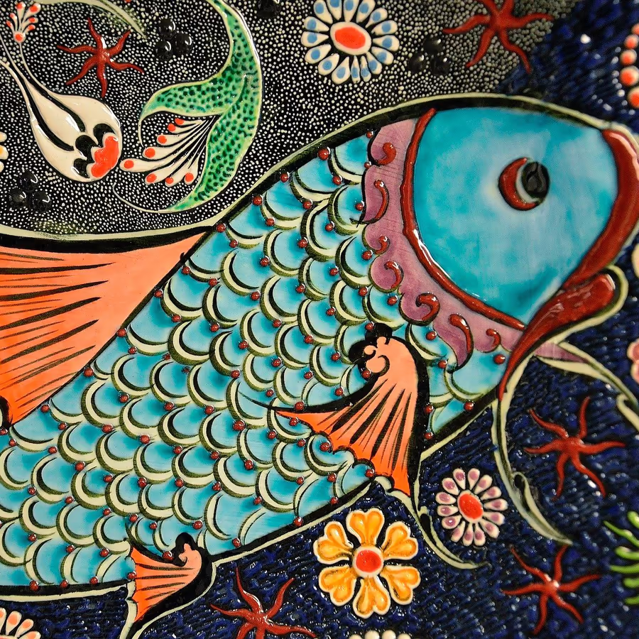 Декоративная керамическая рыба выполненная в традиционном турецком стиле изник