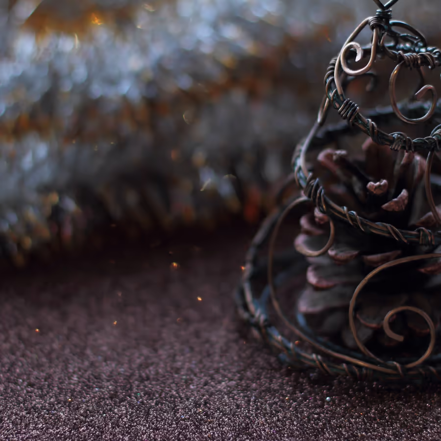 Декоративная шишка в металлической клетке украшенная мишурой