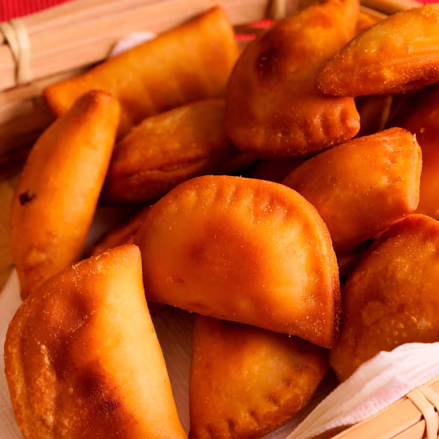 Аппетитные жареные пирожки из теста с разнообразными начинками