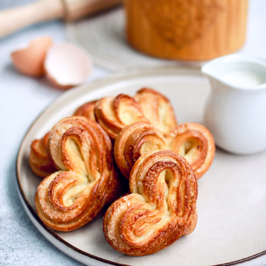 Аппетитные слоеные пирожные в форме сердца