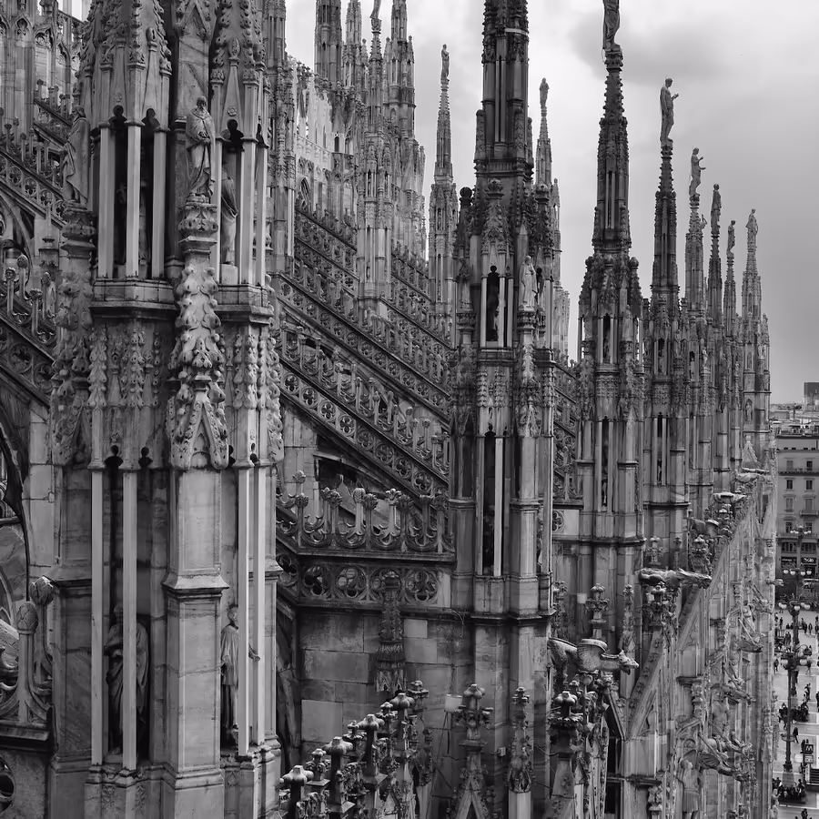 Детальный вид шпилей Миланского собора в черно-белом цвете