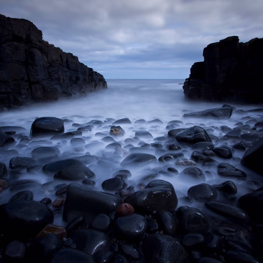 Драматичный пейзаж с базальтовыми колоннами и прибойной волной