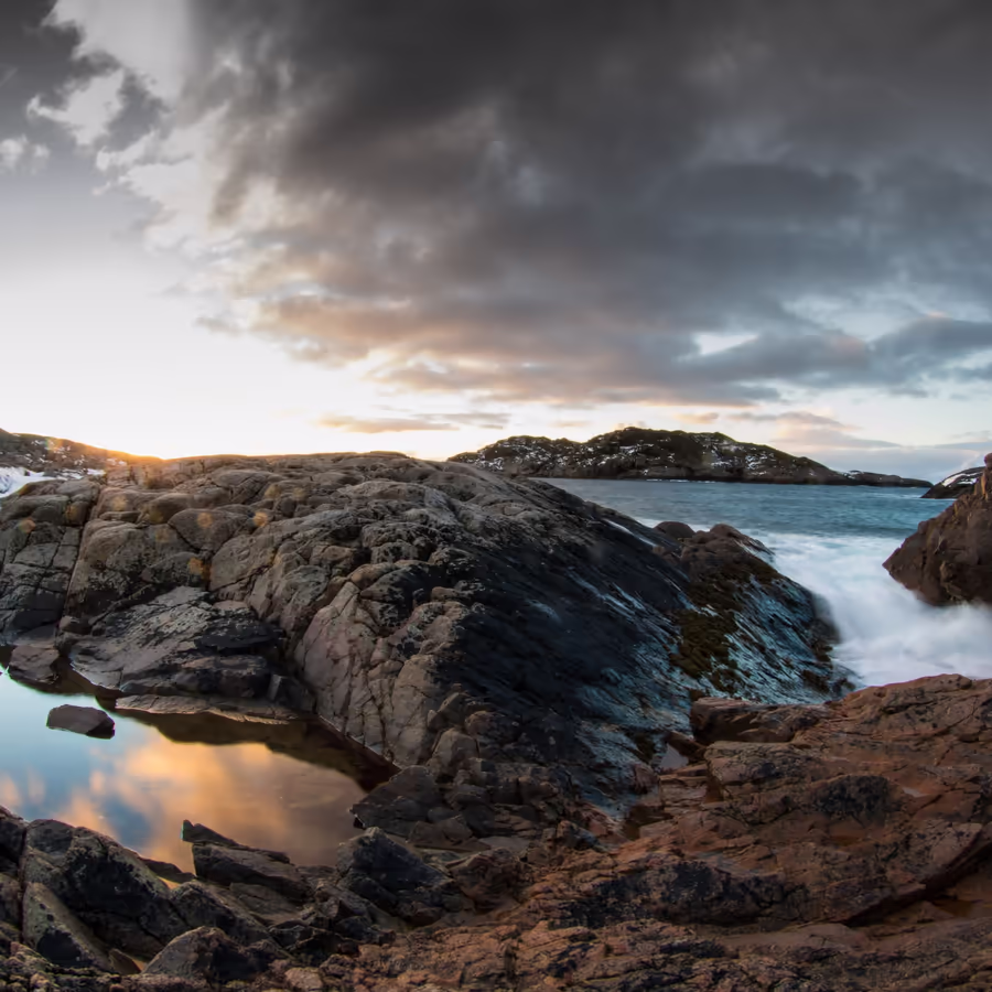 Завораживающий вид скалистого берега во время заката