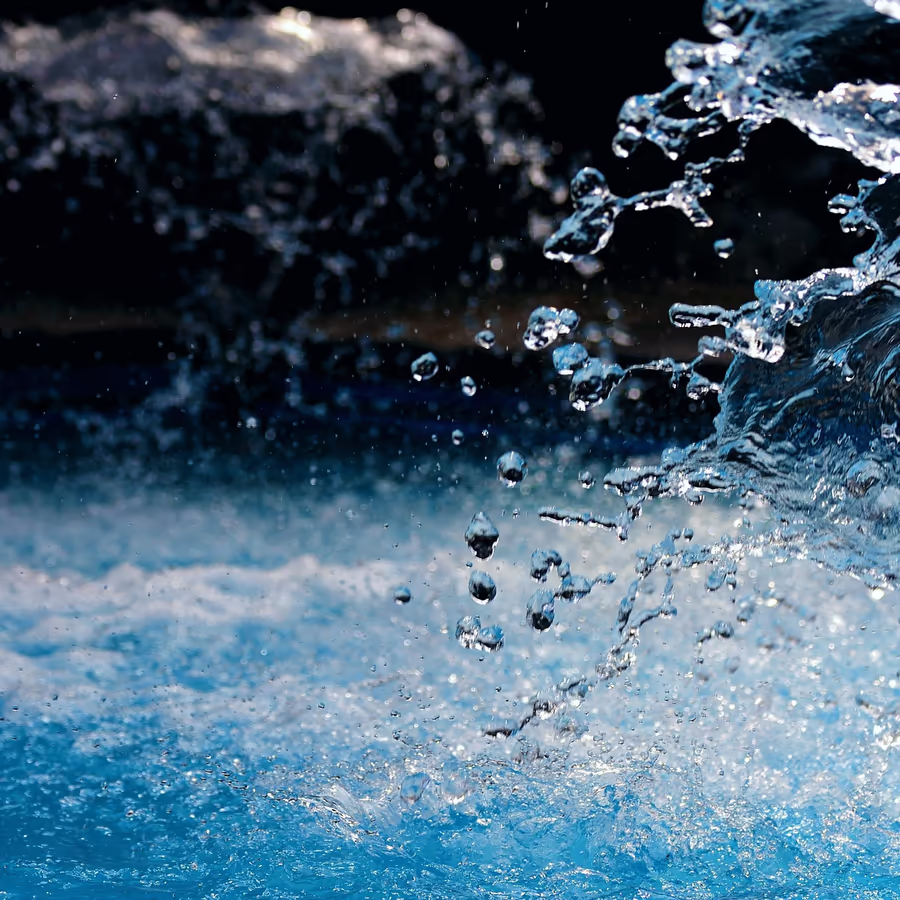 Динамичные брызги чистой голубой воды