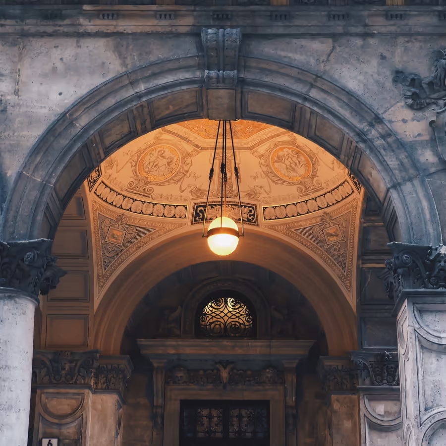 Элегантный вход с красивым куполом и винтажной люстрой