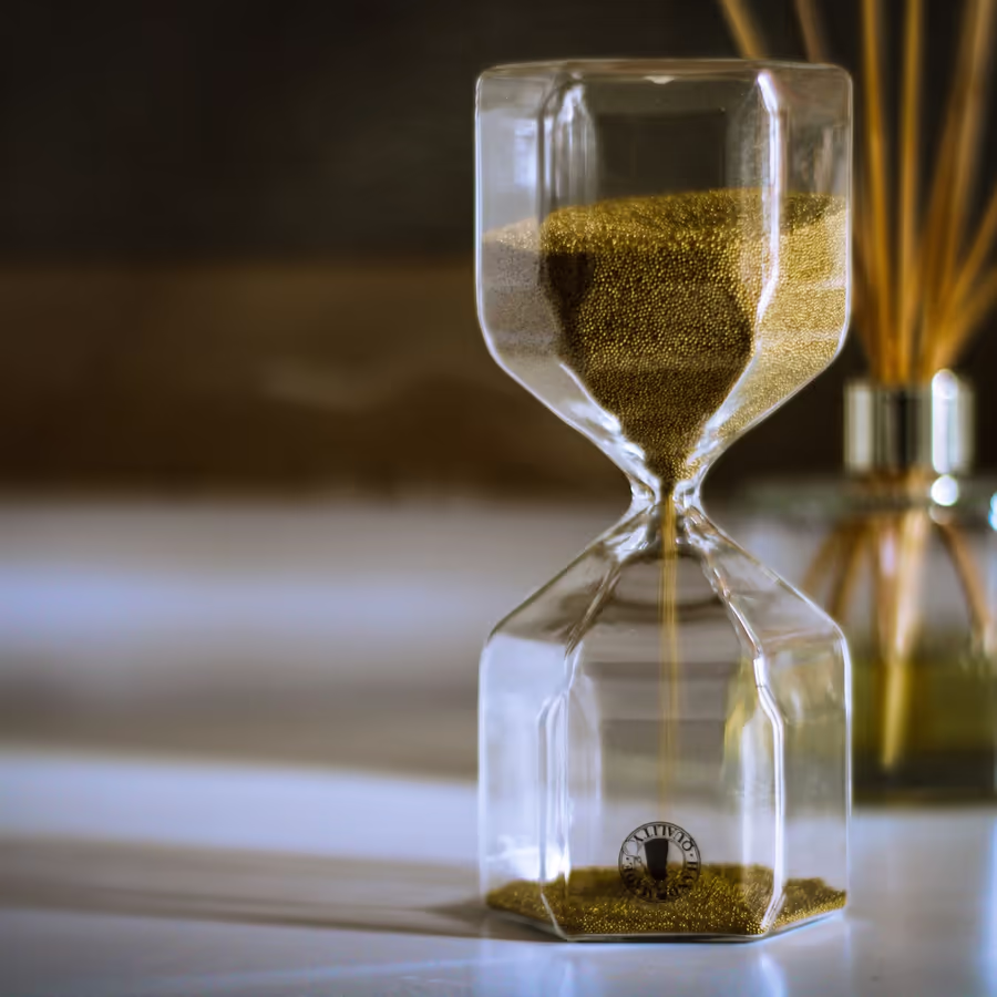 Элегантные песочные часы с золотым песком