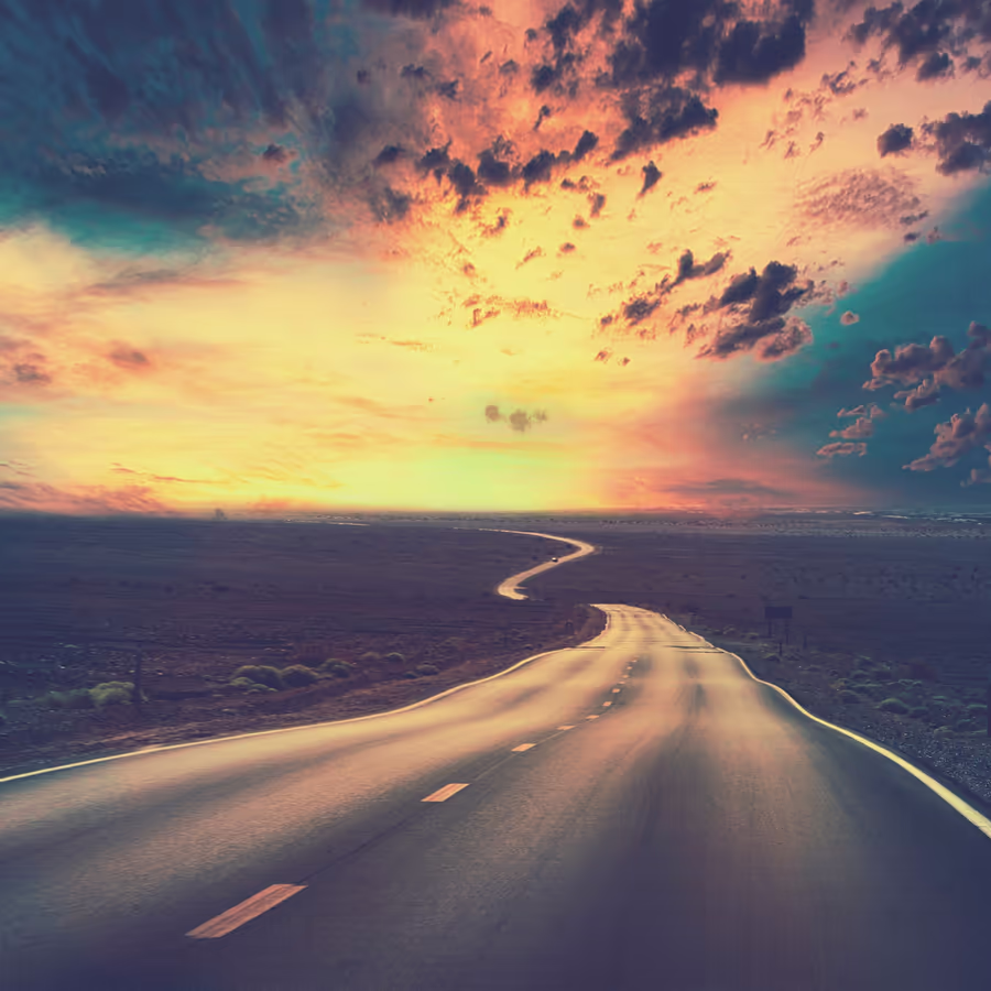Бесконечная дорога уходящая вдаль к красивому закату