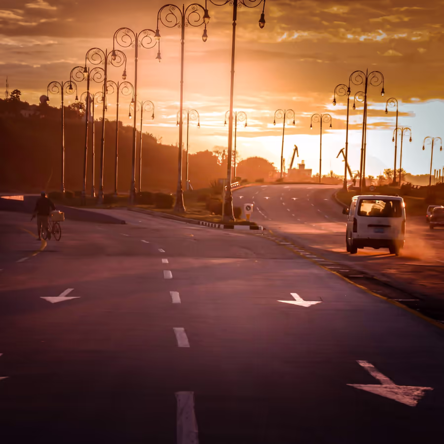 Вечерняя дорога в лучах заходящего солнца