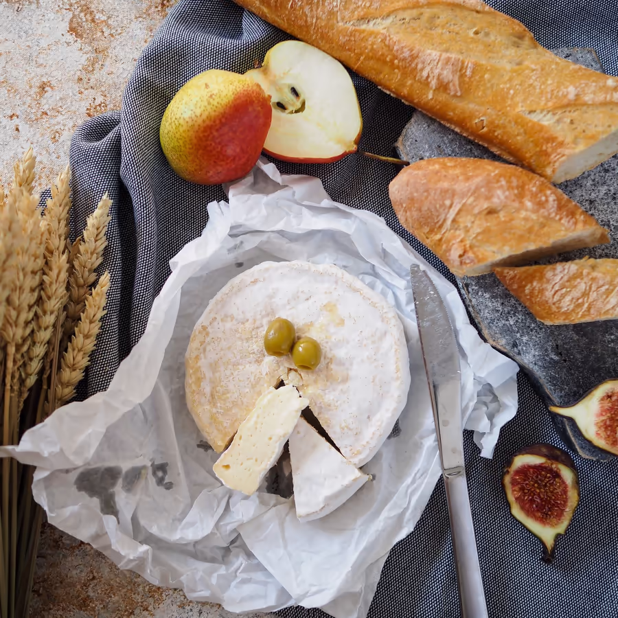 Изысканная сырная тарелка с фруктами