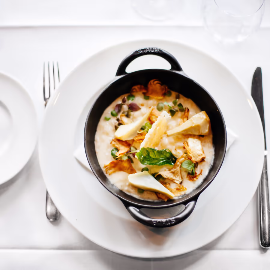 Изысканное ризотто подается в чугунной посуде