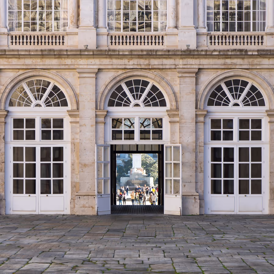 Фасад Дворца Ажуда с открытыми дверями и видом на площадь