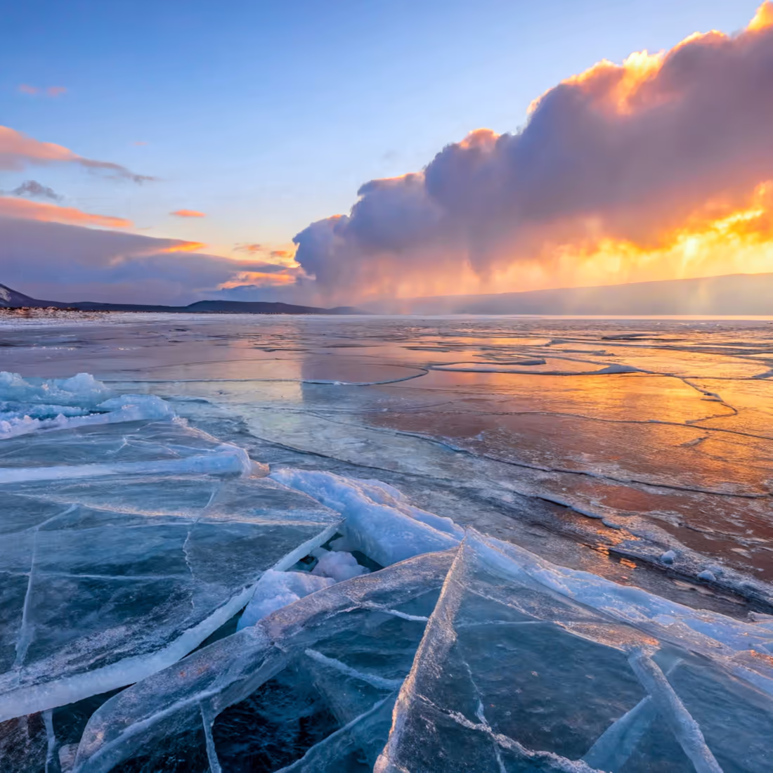 Замерзший Байкал на рассвете