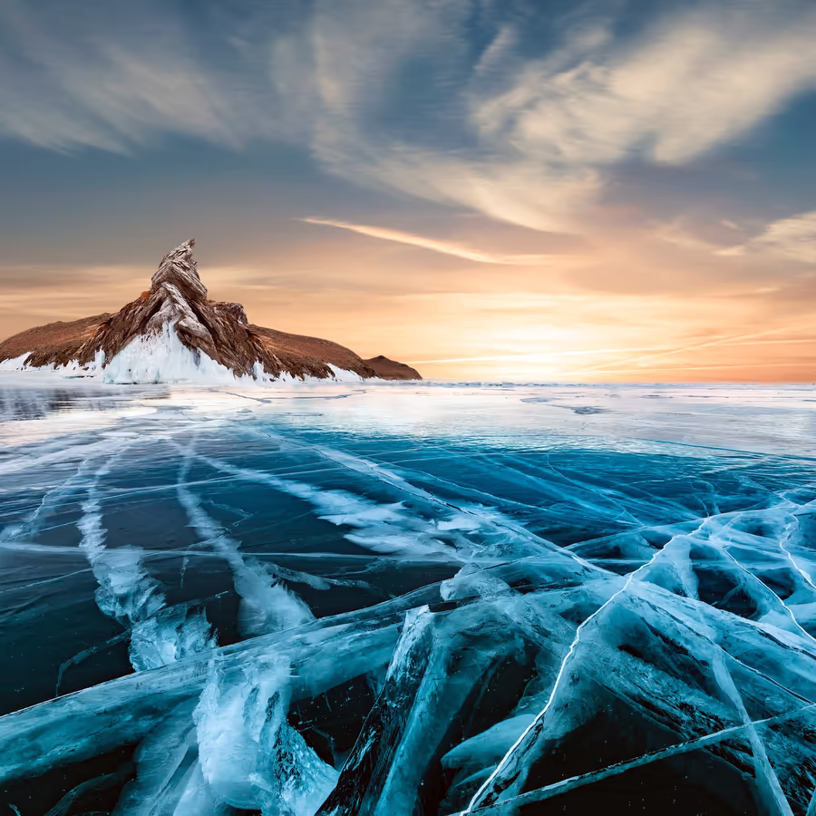 Замерзший Байкал с уникальными трещинами льда и островом Ольхон на горизонте