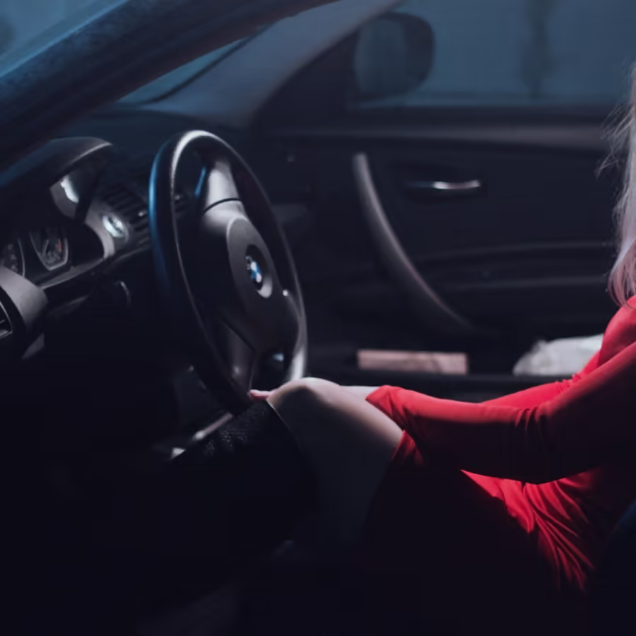 Девушка за рулем BMW в темное время суток