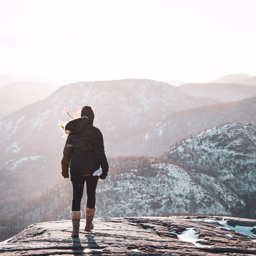 Девушка смотрит на горный пейзаж