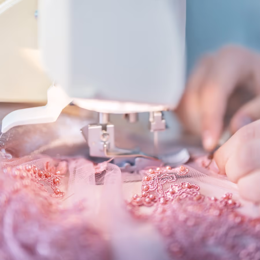 Мастерская по вышивке изящных узоров на розовой ткани