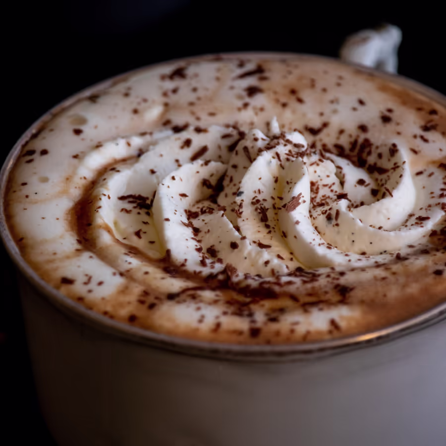 Ароматный горячий шоколад украшенный воздушными сливками и шоколадной крошкой