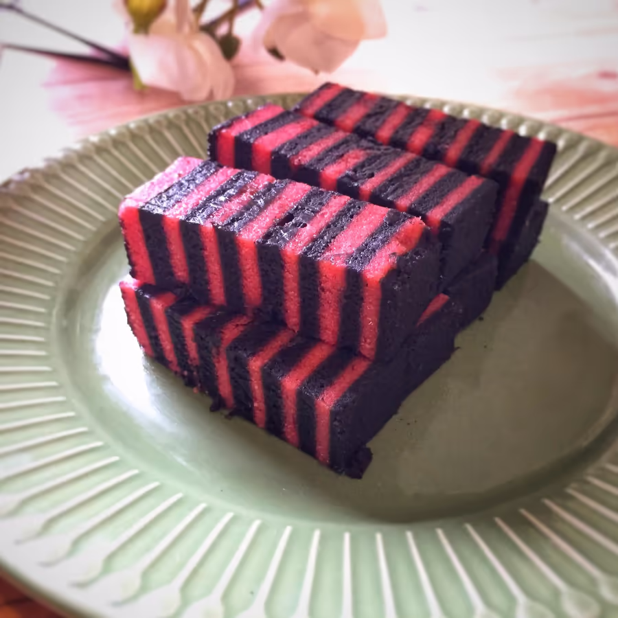 Индонезийский слоеный пирог Куэ с черным рисовым крахмалом и кокосовым молоком