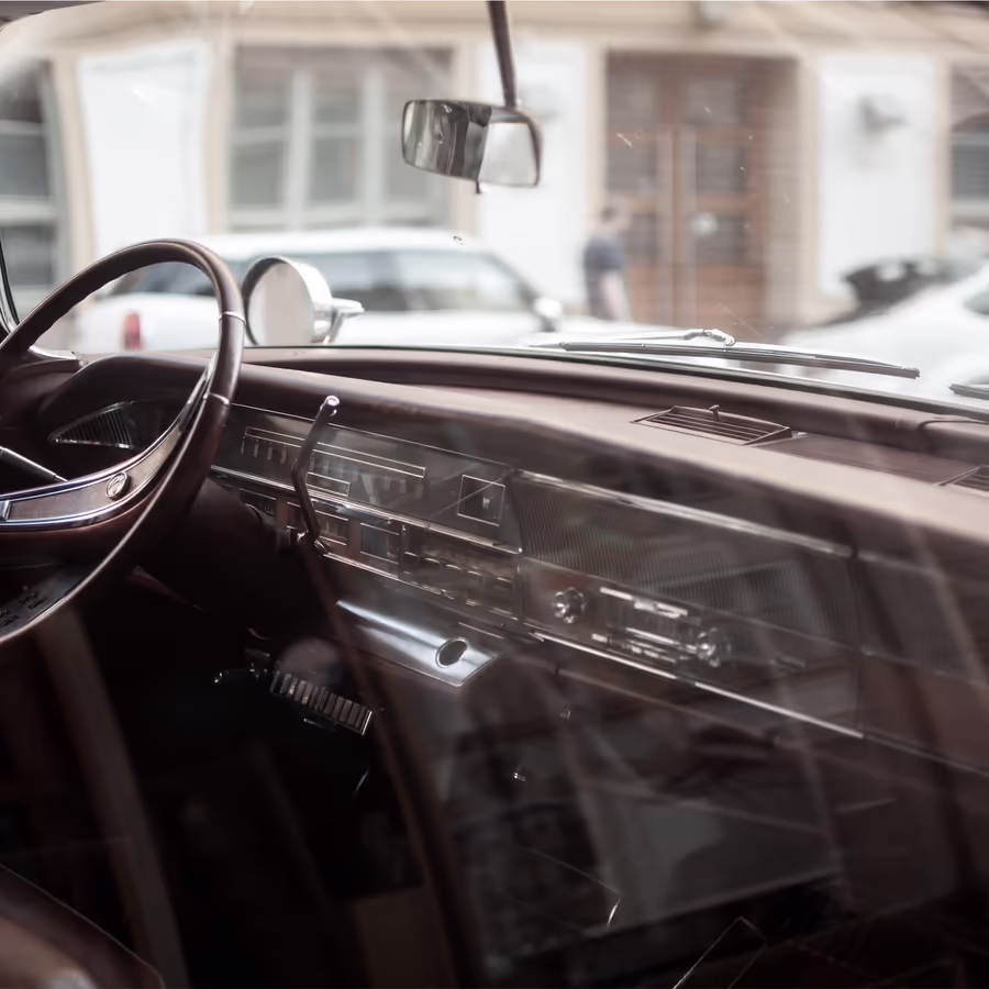 Салон ретро-автомобиля в коричневых тонах