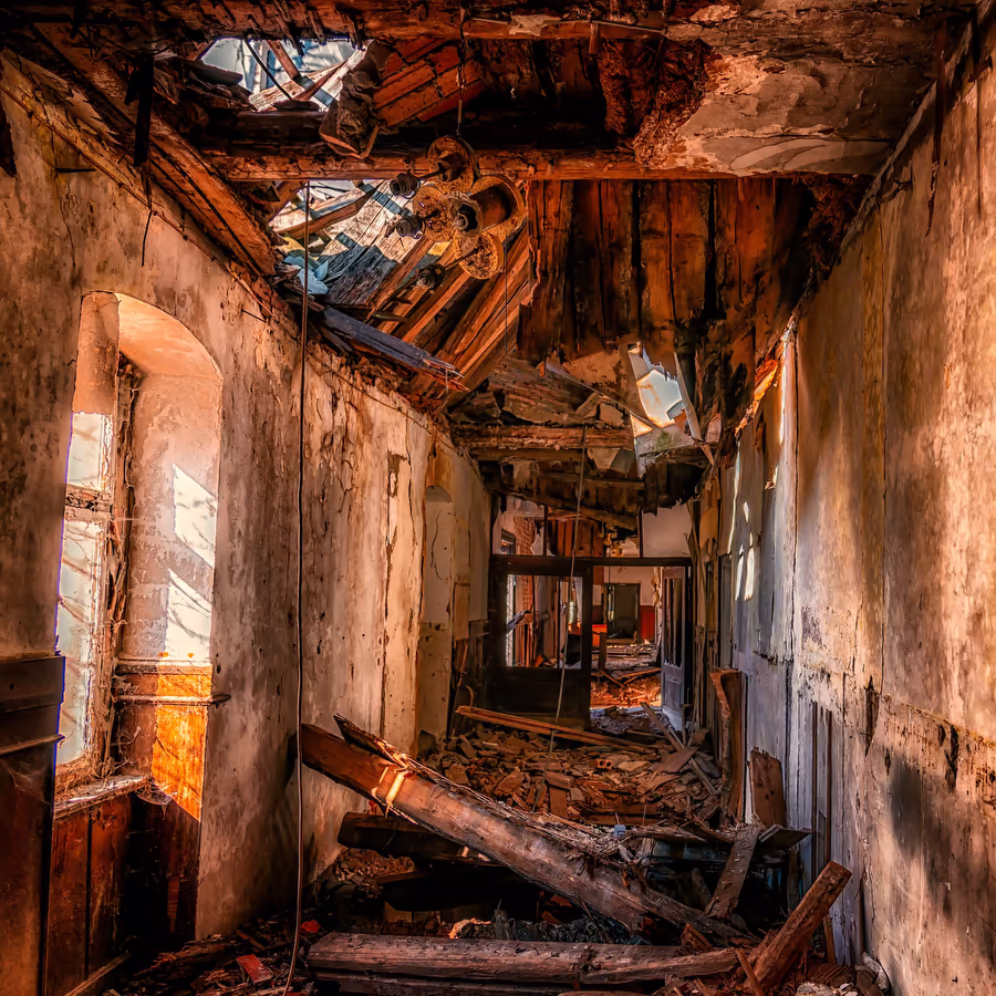 Внутренний вид заброшенного здания с обвалившейся крышей и остатками былой роскоши