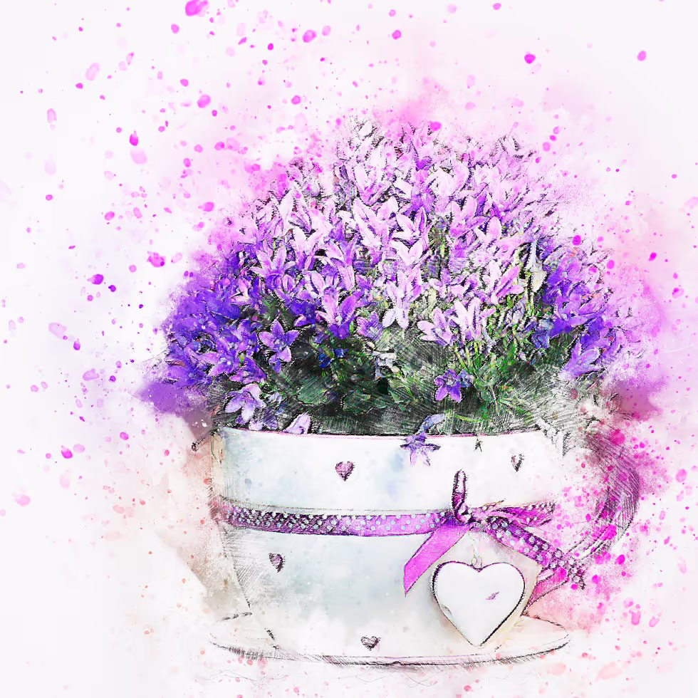 Букет лаванды в красивой фарфоровой чашке