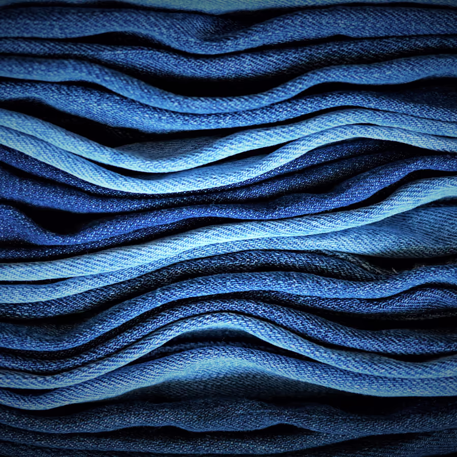 Разнообразные оттенки синего денима сложенные волнами