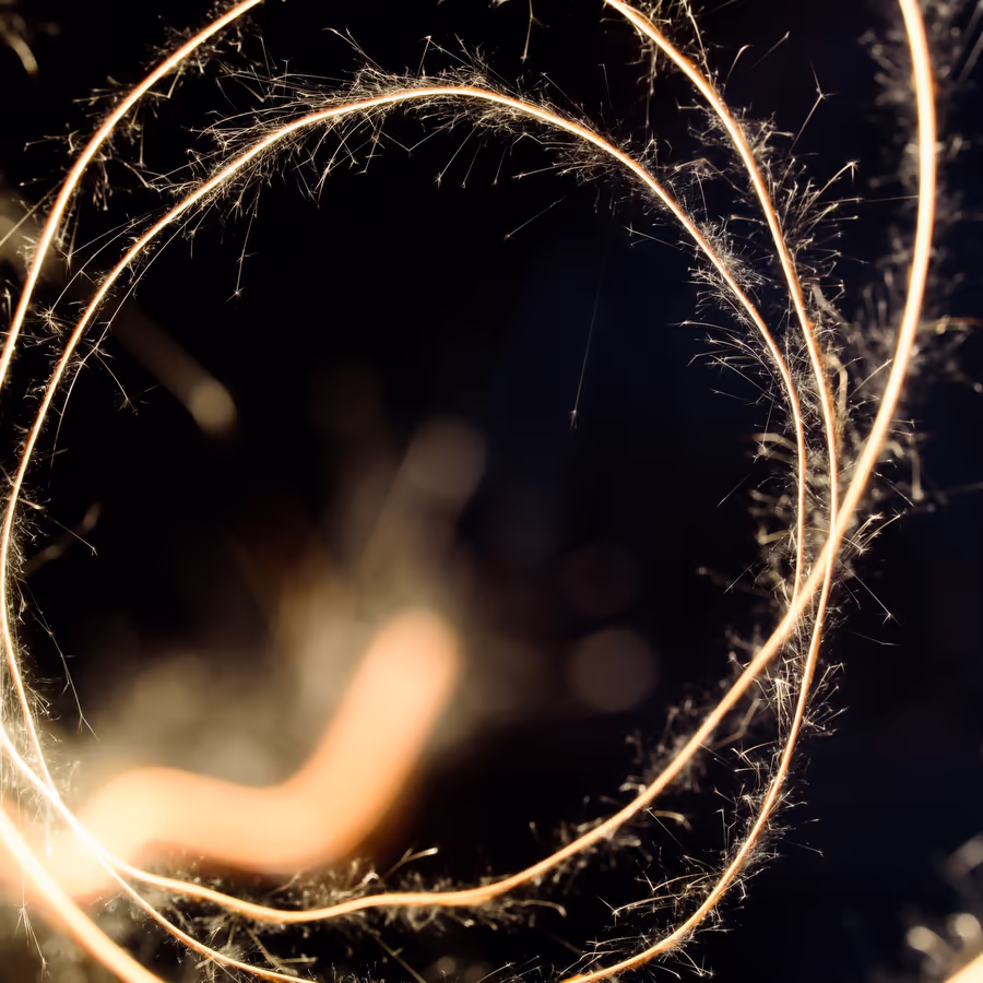 Бенгальский огонь рисует светящиеся круги в темноте