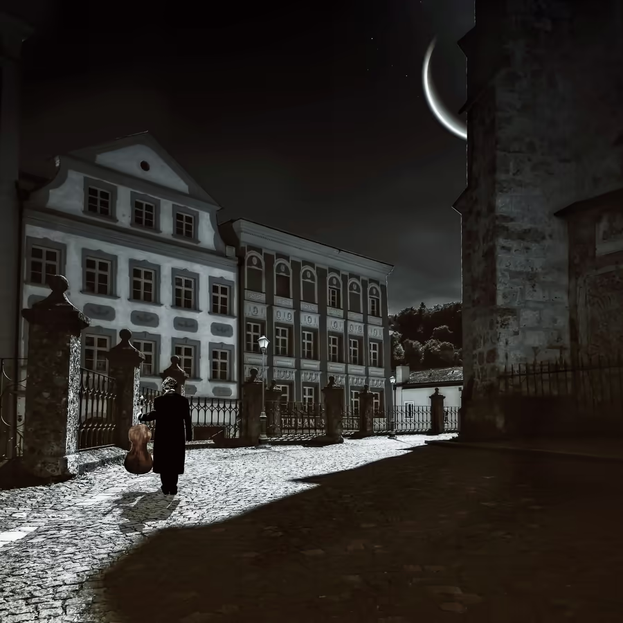 Одинокий скрипач в старинном городе при лунном свете