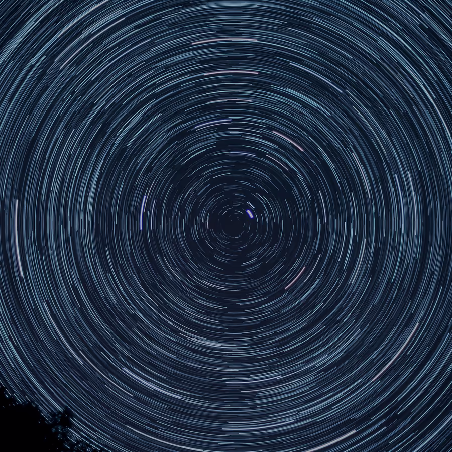 Длинная выдержка показывающая круговые следы звезд вокруг Полярной звезды