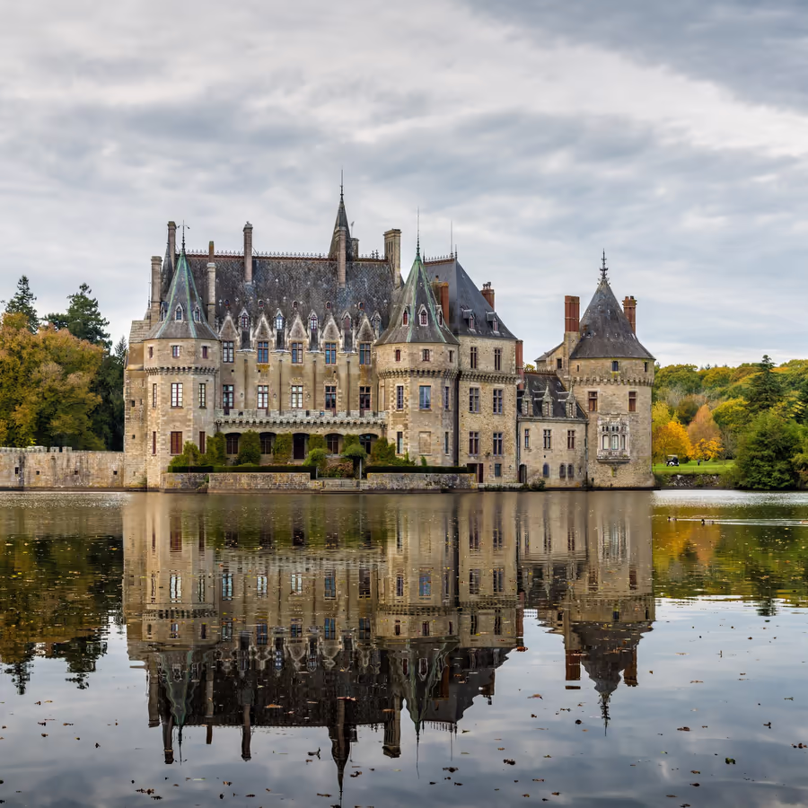 Величественный замок в долине Луары отражающийся в воде