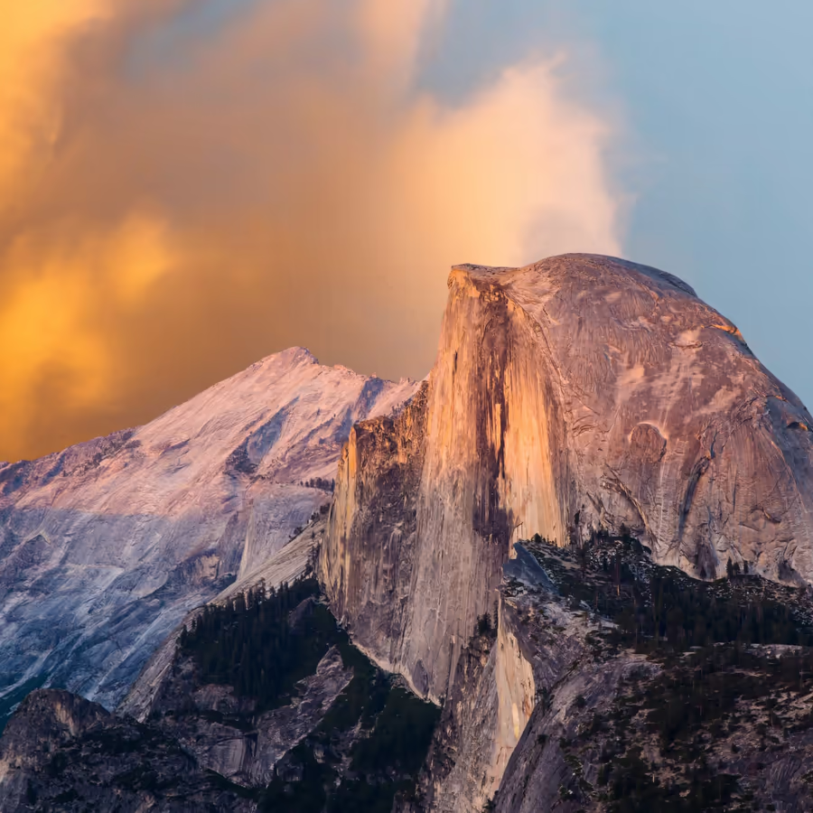 Величественная гранитная скала Хаф-Доум освещенная закатным светом