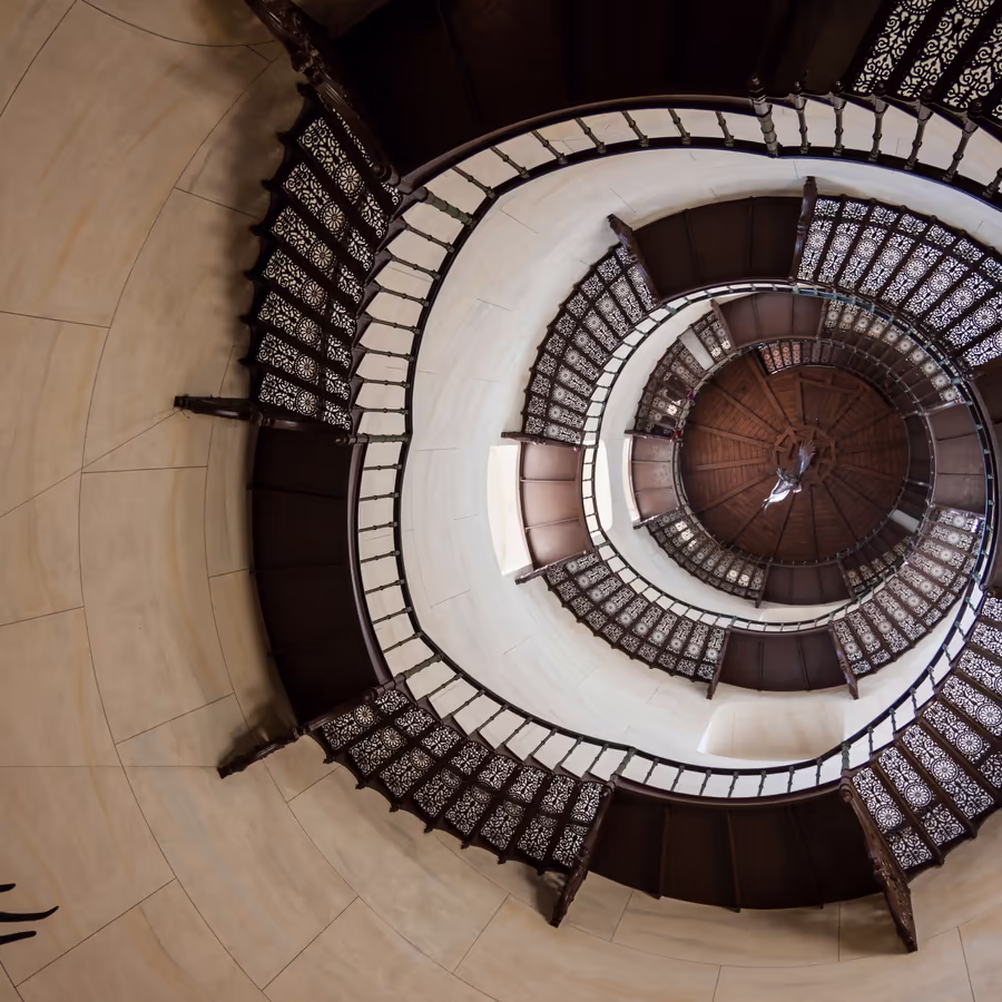 Величественная винтовая лестница из дерева и камня расположенная во французском замке Шамбор