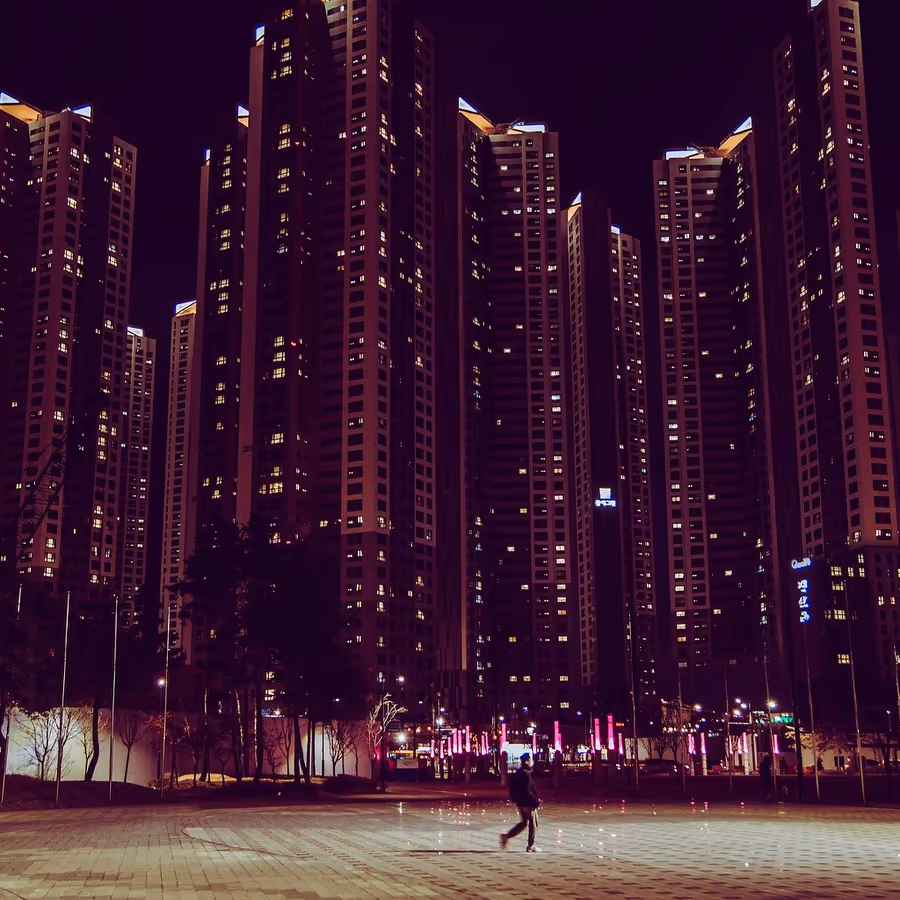 Величественный вид небоскребов ночью