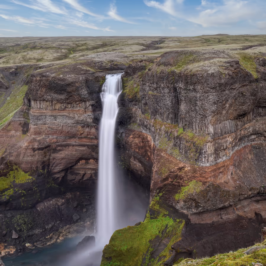 Величественный водопад в Исландии с уникальными базальтовыми колоннами
