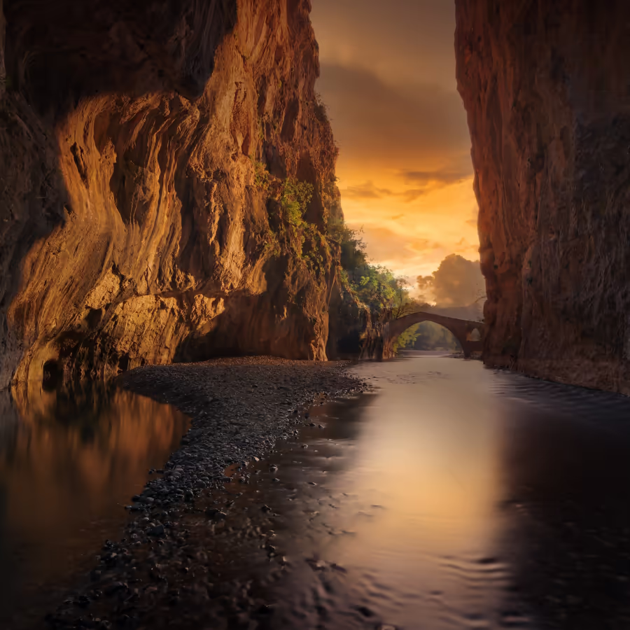 Завораживающее ущелье в Турции с рекой и старым мостом