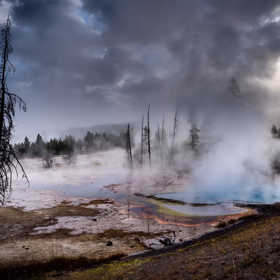 Завораживающий пейзаж геотермальной активности в национальном парке Йеллоустон США
