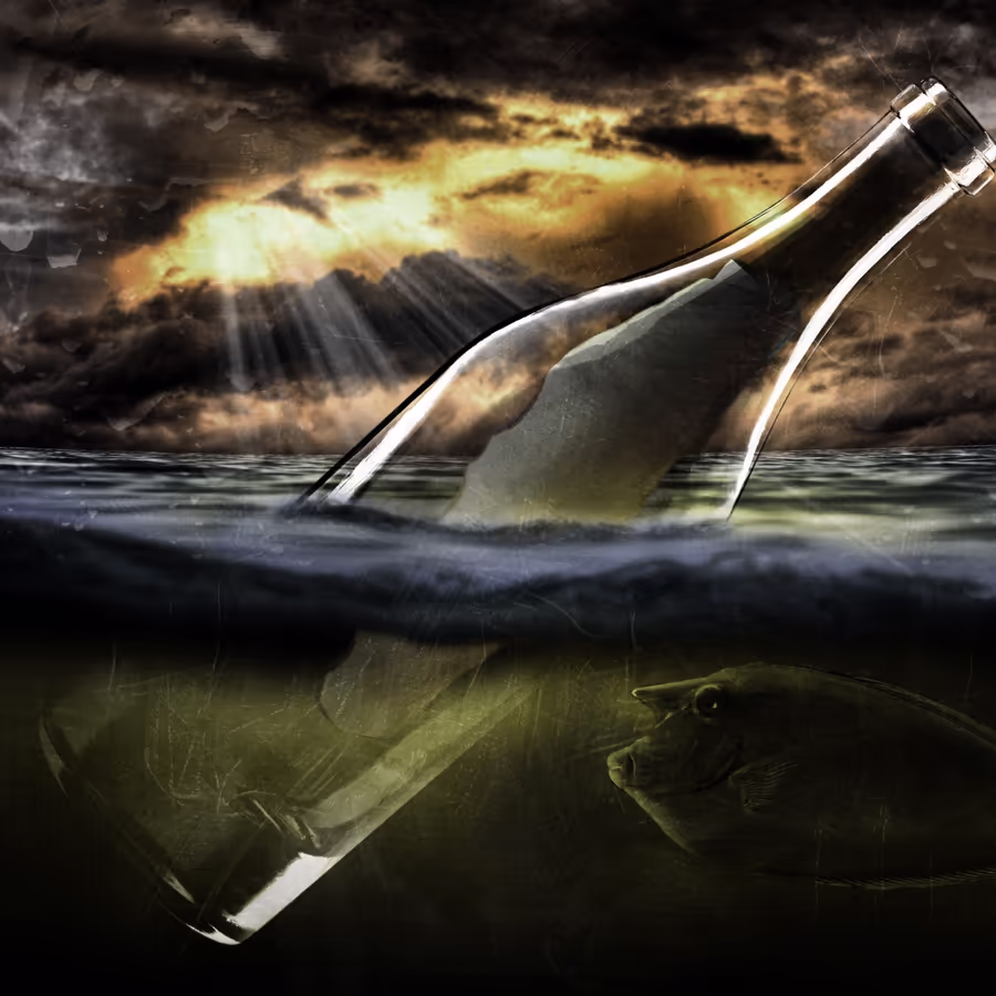 Бутылка с посланием плывущая по волнам