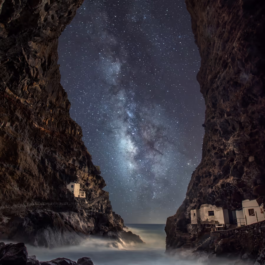 Ночное небо и Млечный Путь над скалами Монте-де-Пилларс Тенерифе