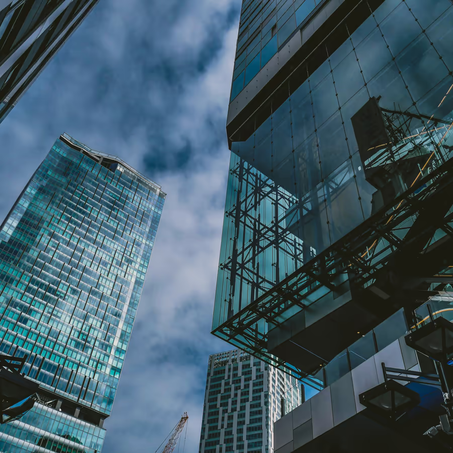 Современная архитектура и небоскребы отражающие облачное небо