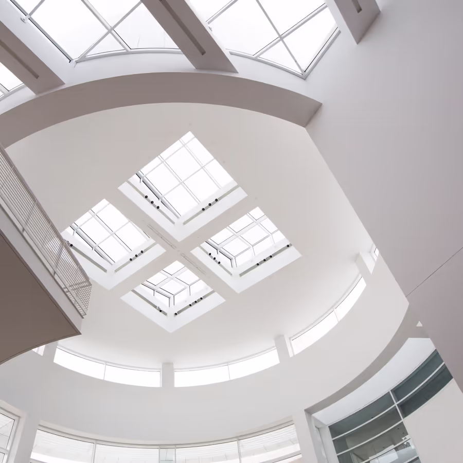 Современный интерьер с геометрическими формами и естественным освещением