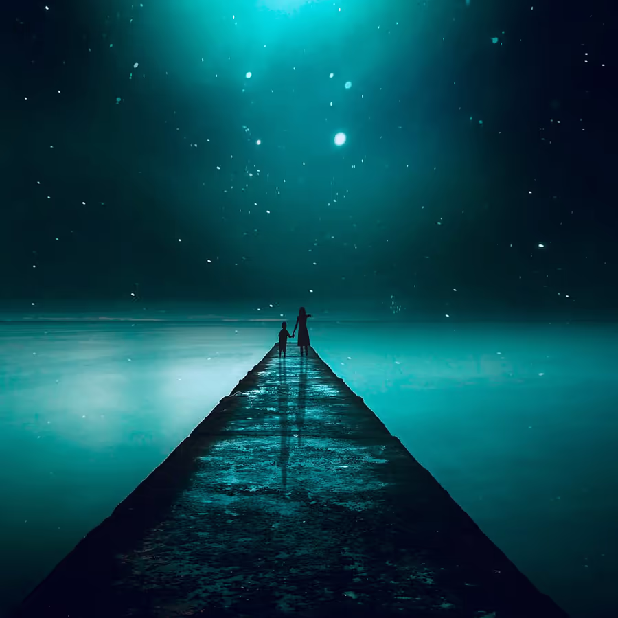 Мать и ребенок смотрят на звездное небо с пирса