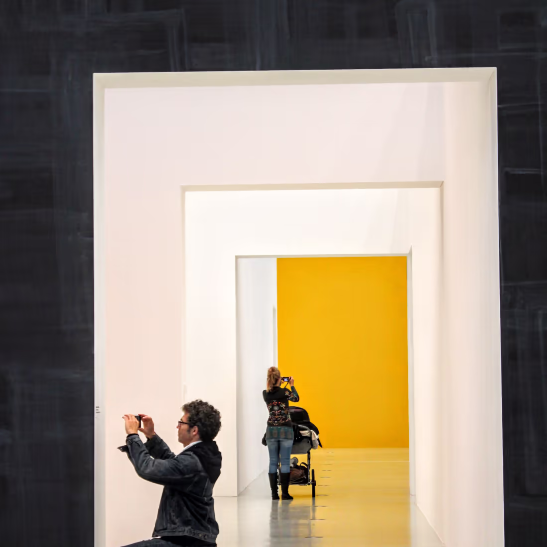 Музейное пространство с яркой желтой комнатой