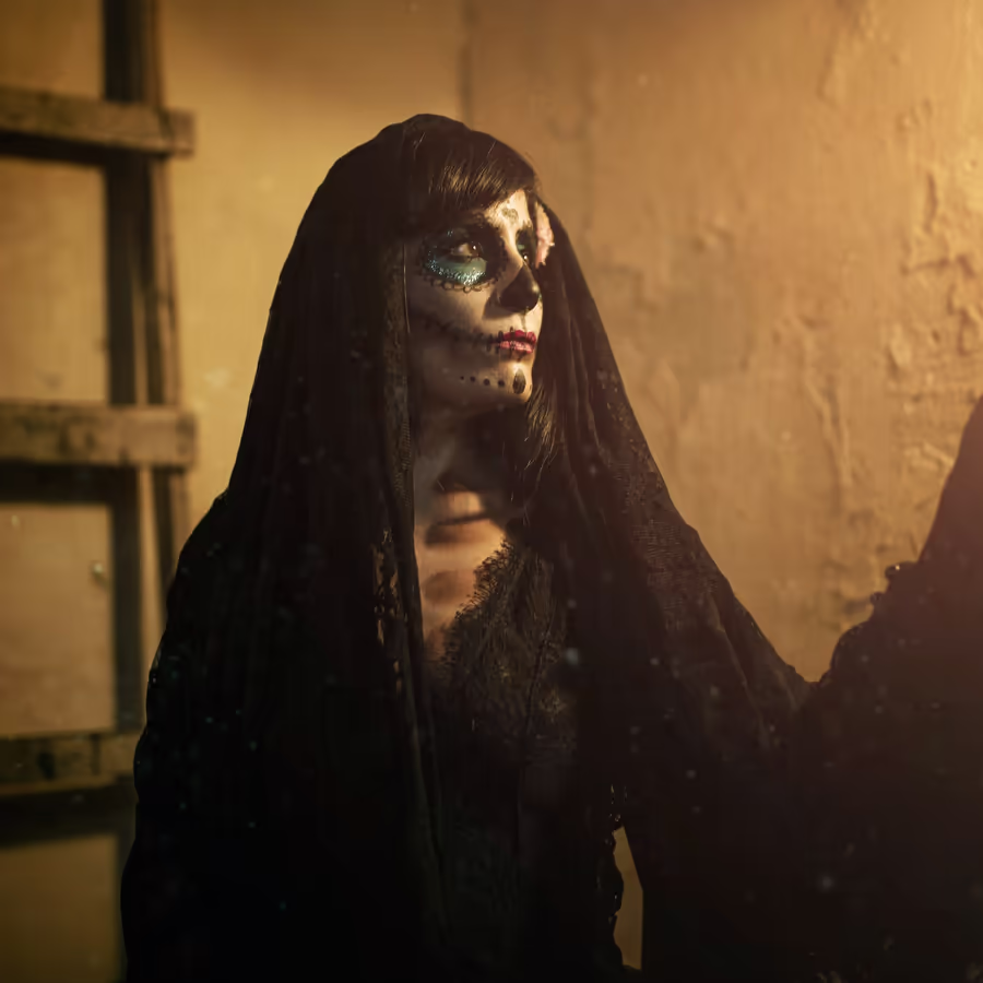 Женщина в образе жуткой невесты с гримом и вуалью