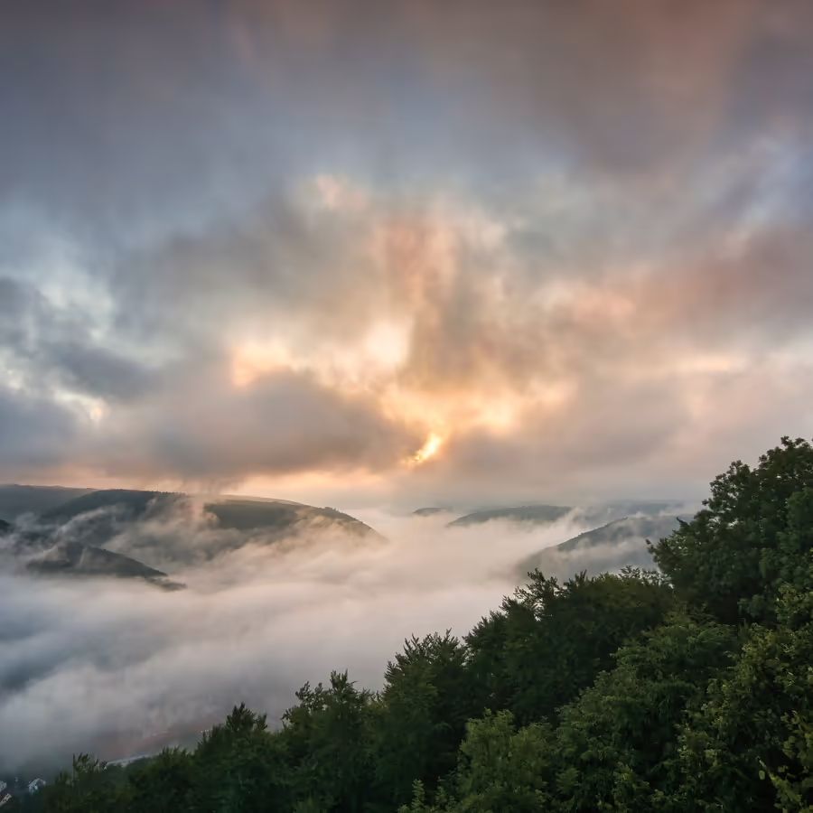 Волшебный пейзаж с туманом в горных долинах