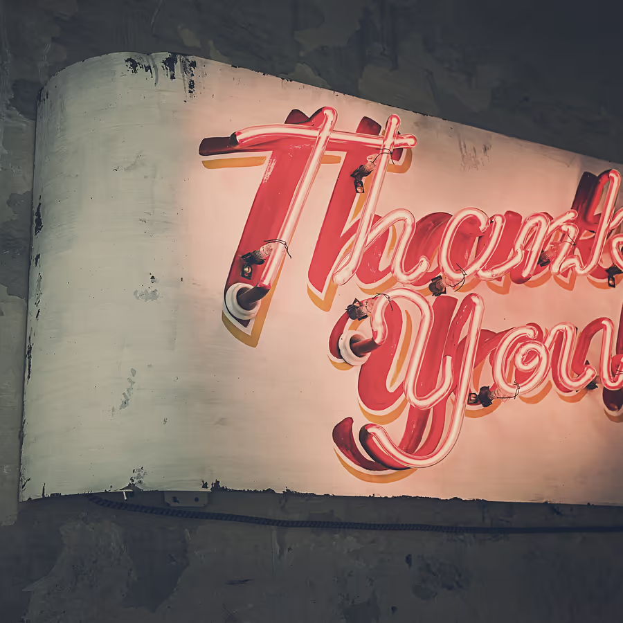 Неоновая вывеска с надписью Thank You