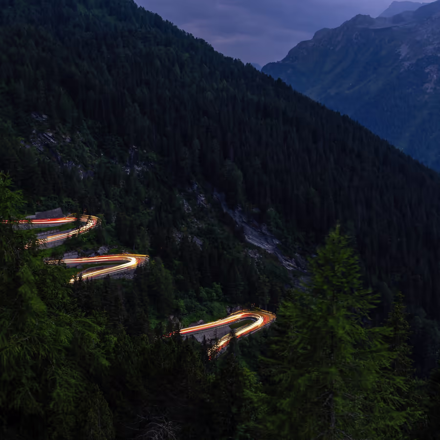 Ночная дорога извивающаяся среди горного леса