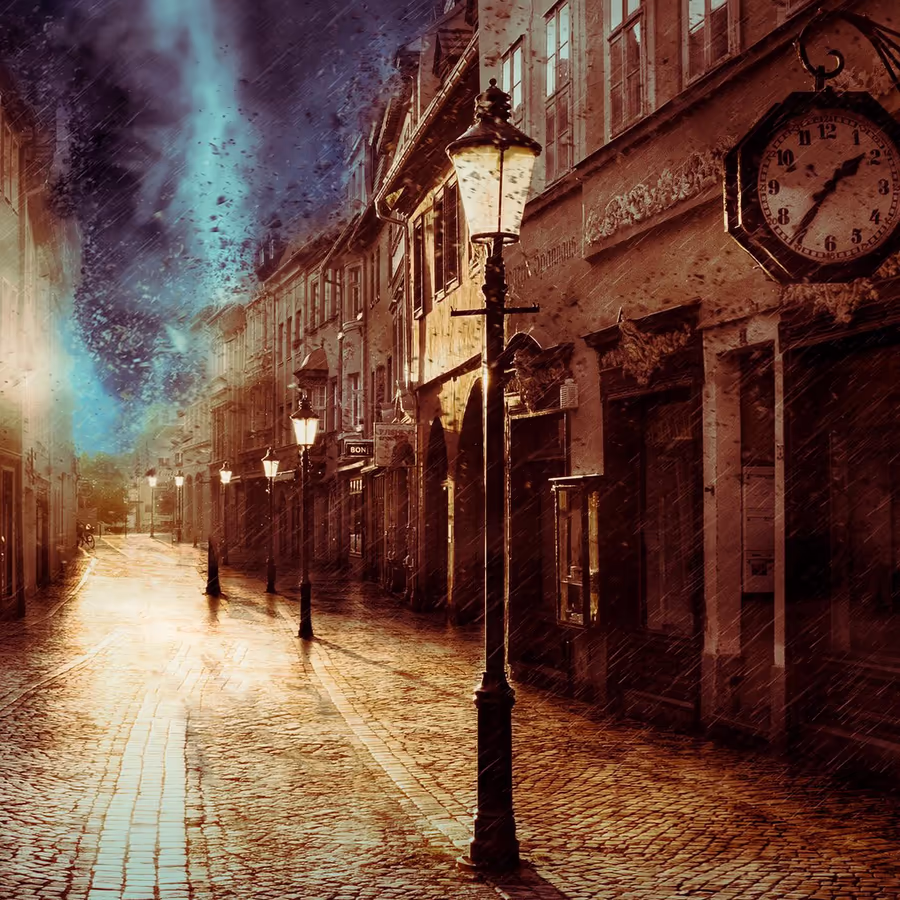 Ночной вид улицы в старом городе во время дождя Свет фонарей отражается от мокрой брусчатки